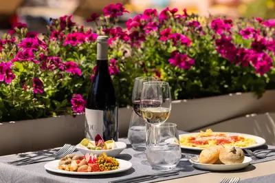 Comida en o cerca de este hotel