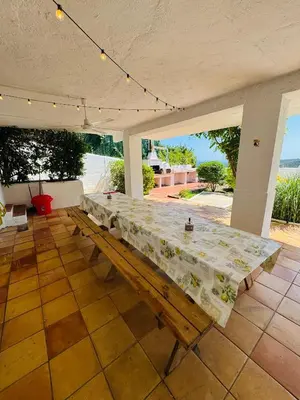 Plano de Exclusiva casa con vistas despejadas al mar y piscina privada