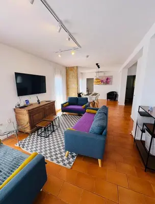 Una televisión o centro de entretenimiento en Exclusiva casa con vistas despejadas al mar y piscina privada