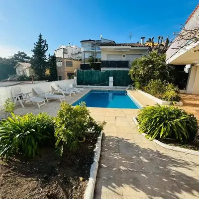 Exclusiva casa con vistas despejadas al mar y piscina privada