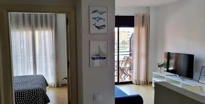 Una televisión o centro de entretenimiento en SunSea LLoret 2 Playa, piscina y wifi
