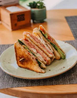 Comida en o cerca de este hotel