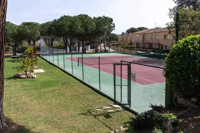 Instalaciones para jugar a tenis o squash en Apartmento con piscina y pista de tennis o alrededores