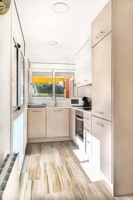Una cocina o zona de cocina en Apartmento con piscina y pista de tennis