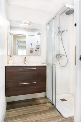 Un baño de Apartmento con piscina y pista de tennis