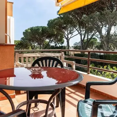 Apartmento con piscina y pista de tennis