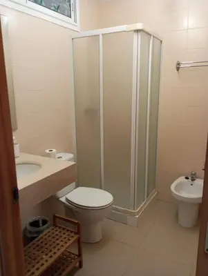 Un baño de Family villa with sea view and pool