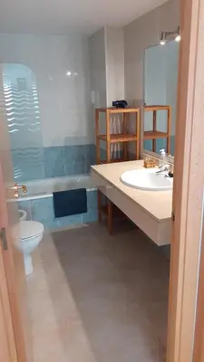 Un baño de Playa en Costa Brava, Catalunya, con piscina