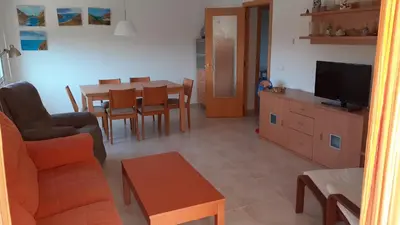 Una televisión o centro de entretenimiento en Playa en Costa Brava, Catalunya, con piscina