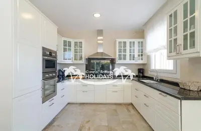 Una cocina o zona de cocina en Costa Brava Holidays Villa Florada, Sea Views