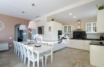 Una cocina o zona de cocina en Costa Brava Holidays Villa Florada, Sea Views