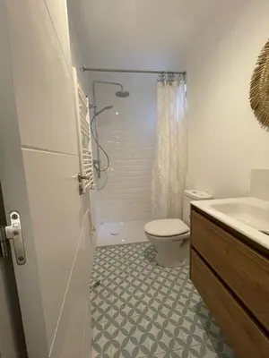 Un baño de Stylish 3 Bedroom Apartment