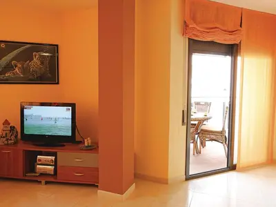 Una televisión o centro de entretenimiento en Apartamento de vacaciones con terraza