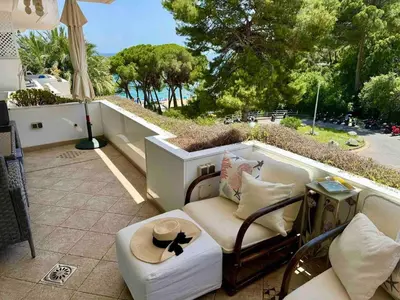 Un balcón o terraza de CALA BONA - Beachfront Apartment