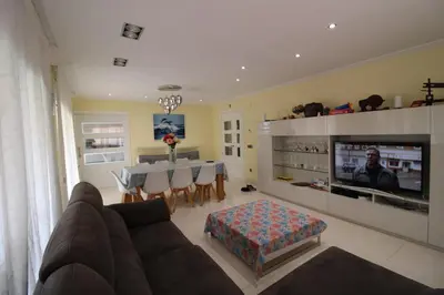 Una televisión o centro de entretenimiento en Desing House Panorama Beach