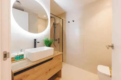 Un baño de Bravissimo Palau Firal, near parc La Devesa