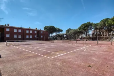 Instalaciones para jugar a tenis o squash en Apartment with Pool and Tennis o alrededores