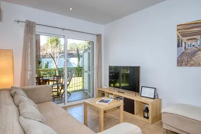 Una televisión o centro de entretenimiento en Apartment with Pool and Tennis
