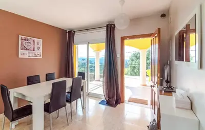Zona de estar de 4 Bedroom Stunning Home In Vidreres