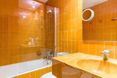 Un baño de Villa Canadell con Parking Piscina y Barbacoa