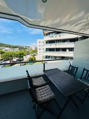 Un balcón o terraza de Hermoso piso en un paso de la Playa de Fenals con piscina
