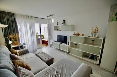 Una televisión o centro de entretenimiento en V&V LLORET- Apartment Carabella centro Lloret con vistas mar