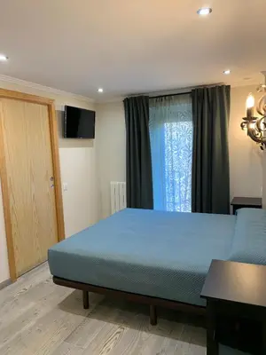 Una televisión o centro de entretenimiento en Hostal Milana Girona