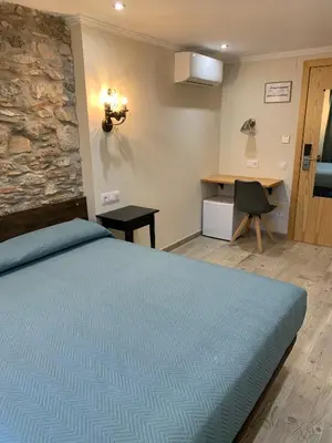 Cama o camas de una habitación en Hostal Milana Girona