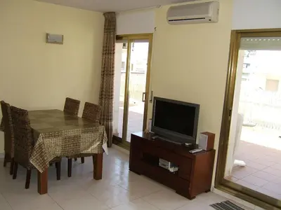 Una televisión o centro de entretenimiento en APARTAMENTO ÁTICO CON TERRAZA a 2 MINUTOS DE LA PLAYA
