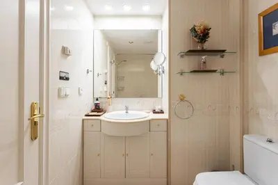 Un baño de SeaBreezeHeaven - Sea View Apartment, Pool & Spacious Terrace with BBQ - 50m from Sant Pol Beach