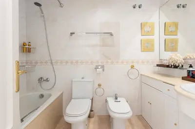 Un baño de SeaBreezeHeaven - Sea View Apartment, Pool & Spacious Terrace with BBQ - 50m from Sant Pol Beach