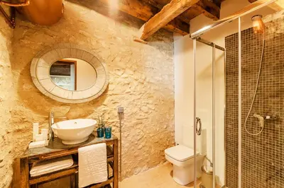 Un baño de AS Palau dels Alemanys Suites Boutique Monument