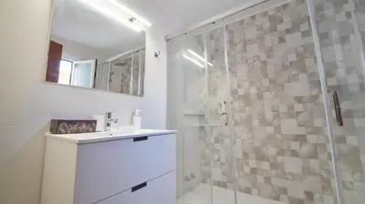 Un baño de SeaHomes Vacations - Villa Chill & Pool 200m Beach