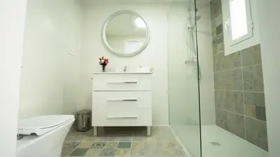 Un baño de SeaHomes Vacations - Villa Chill & Pool 200m Beach
