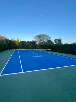 Instalaciones para jugar a tenis o squash en Exquisite farmhouse in the Empordà Costa Brava o alrededores
