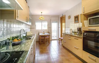 Una cocina o zona de cocina en 7 Bedroom Lovely Home In Santa Susanna