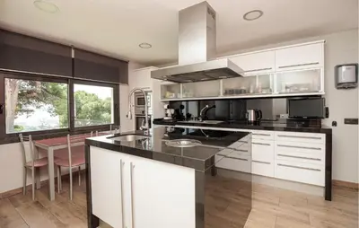 Una cocina o zona de cocina en Pet Friendly Home In Santa Susanna