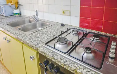 Una cocina o zona de cocina en Awesome Apartment In Santa Susanna
