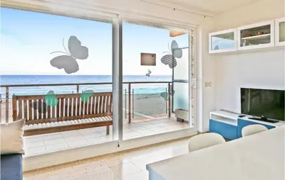 Una televisión o centro de entretenimiento en Awesome Apartment In Santa Susanna