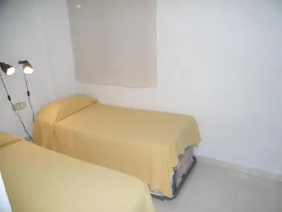 Cama o camas de una habitación en APARTAMENTO CERCA DE LA PLAYA CON PISCINA y PARKING