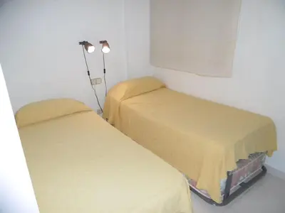 Cama o camas de una habitación en APARTAMENTO CERCA DE LA PLAYA CON PISCINA y PARKING