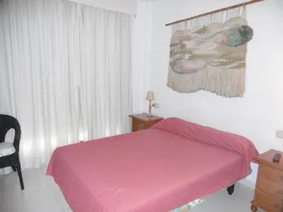 Cama o camas de una habitación en APARTAMENTO CERCA DE LA PLAYA CON PISCINA y PARKING