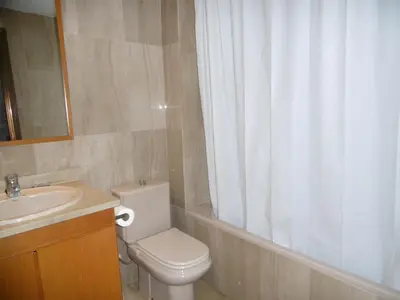 Un baño de APARTAMENTO CERCA DE LA PLAYA CON PISCINA y PARKING