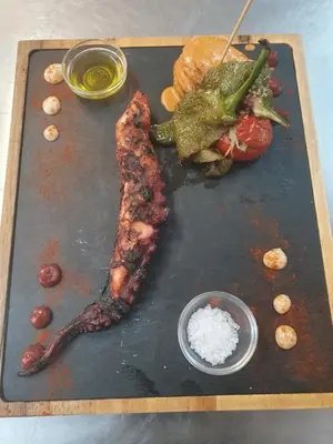 Comida en o cerca de este hotel