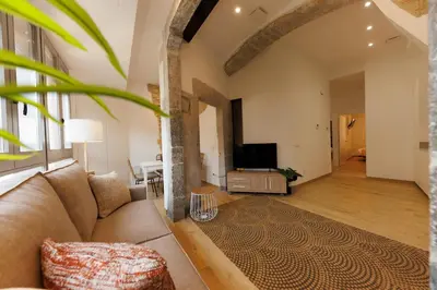 Una televisión o centro de entretenimiento en Bravissimo Pont Sant Agusti, Monthly Apartments