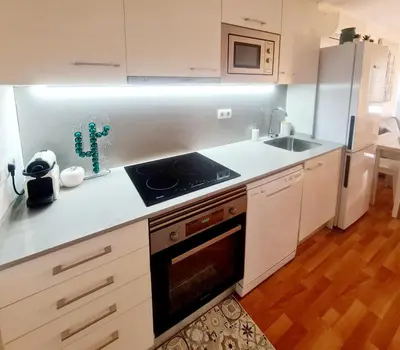 Una cocina o zona de cocina en Acogedor apartamento en Palamós, cerca de la playa