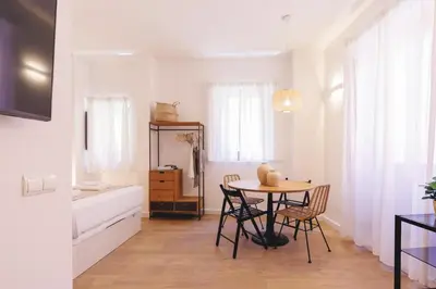 Una televisión o centro de entretenimiento en Bravissimo Portal Barca, Monthly Apartment