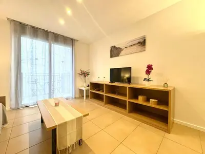 Una televisión o centro de entretenimiento en Coastal Apartment Trimar