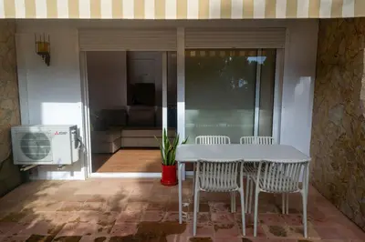 Zona de estar de Parc Golfet - Apartamento para 3 con WiFi, AC y Piscina