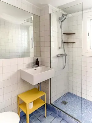Un baño de Parc Golfet - Apartamento para 3 con WiFi, AC y Piscina